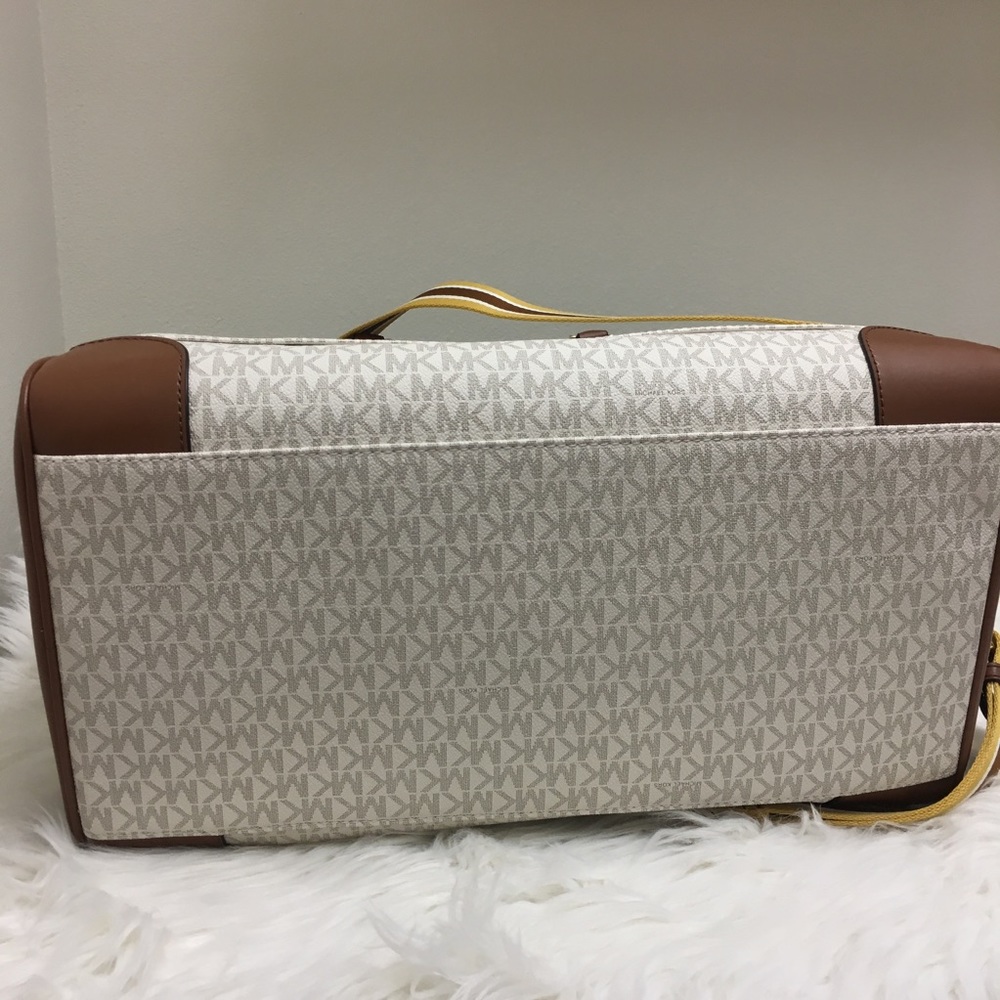 Michael Kors travel luggage bag with passport case - Picture 8 of 8